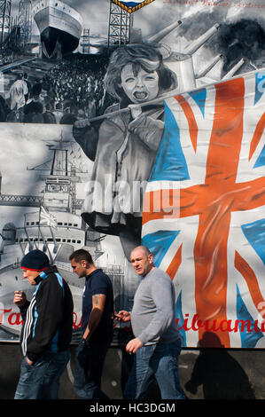 "HMS Belfast' murale, Belfast, Irlanda del Nord, Regno Unito. Un murale a Newtownards Road fine della Torre Street, commemorando l'edificio "HMS Belfast" Lin Foto Stock