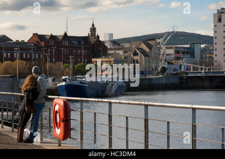 Un paio in Bridge End, Middlepath Street, A2, a Belfast, Irlanda del Nord, Regno Unito. L'area del porto stesso è sempre stato un misterioso e romantico luogo, Foto Stock