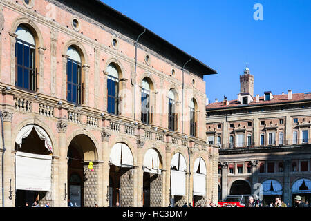 BOLOGNA, Italia - OTTOBRE, 16, 2016: il Palazzo del Podestà in Piazza Maggiore a Bologna città. L edificio è stato costruito intorno al 1200 anno, ora vi ho Foto Stock