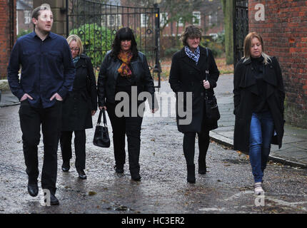 Ruth Lowe (seconda a sinistra), madre di Tomas Lowe e Joanne Dakin (seconda a destra) madre di Jack Dakin, arrivando a Warrington Coroner's Court per un inchiesta la morte di tutti e quattro i membri di up-e-prossimi band britannica Viola spiaggia che sono state uccise fianco a fianco con i loro manager quando la loro auto a noleggio immerso 25 metri fuori da un ponte in un canale in Svezia. Foto Stock