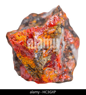 Le riprese in modalità macro di esemplari di minerali naturali - cristalli di rosso Realgar su roccia isolata su sfondo bianco Foto Stock