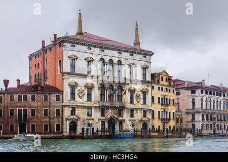 Viaggiare in Italia - wet palazzi di Venezia in autunno la pioggia Foto Stock