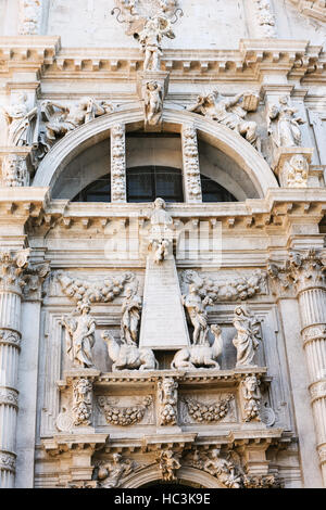 Viaggiare in Italia - Statua di Vincenzo Fini sulla facciata Chiesa di San Moise a Venezia Foto Stock