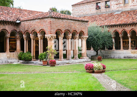 Viaggiare in Italia - Chiostro di San Zeno (Basilica di San Zeno Maggiore, San Zenone) nella città di Verona Foto Stock