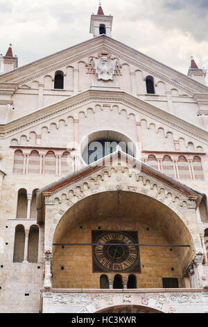 Viaggiare in Italia - facciata ovest della cattedrale di Verona (Cattedrale di Santa Maria Matricolare, Duomo di Verona) Foto Stock