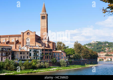 Viaggiare in Italia - Vista di Sant Anastasia chiesa vicino al Ponte di pietra sul fiume Adige banca nella città di Verona Foto Stock