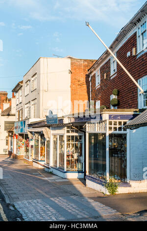 Inghilterra, Tenterden. La mattina presto vista lungo deserte A28 Town High street, foreground 'Tenderden oggetti di antiquariato e d'argento" Archivio shop, poi gli altri. Foto Stock