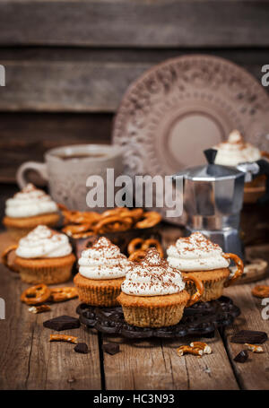 Un delizioso caffè tortine decorato come una tazza cappuccino Foto Stock