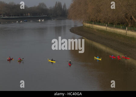 Putney, Londra, Regno Unito. Il 7 dicembre, 2016. Meteo. Canoisti godere paddling in inverno il sole sul Fiume Tamigi a Putney Credito: amer ghazzal/Alamy Live News Foto Stock