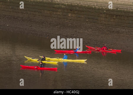 Putney, Londra, Regno Unito. Il 7 dicembre, 2016. Meteo. Canoisti godere paddling in inverno il sole sul Fiume Tamigi a Putney Credito: amer ghazzal/Alamy Live News Foto Stock