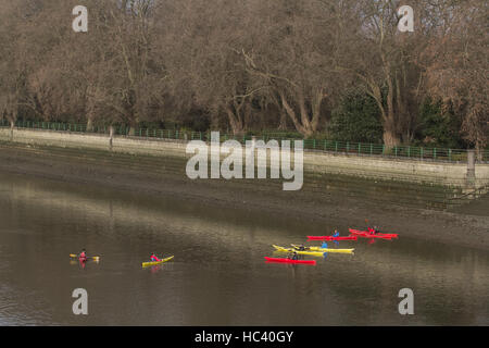 Putney, Londra, Regno Unito. Il 7 dicembre, 2016. Meteo. Canoisti godere paddling in inverno il sole sul Fiume Tamigi a Putney Credito: amer ghazzal/Alamy Live News Foto Stock