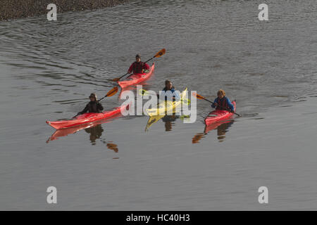 Putney, Londra, Regno Unito. Il 7 dicembre, 2016. Meteo. Canoisti godere paddling in inverno il sole sul Fiume Tamigi a Putney Credito: amer ghazzal/Alamy Live News Foto Stock