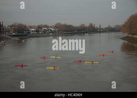 Putney, Londra, Regno Unito. Il 7 dicembre, 2016. Meteo. Canoisti godere paddling in inverno il sole sul Fiume Tamigi a Putney Credito: amer ghazzal/Alamy Live News Foto Stock