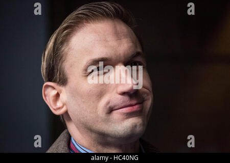 Londra, Regno Unito. 7 dicembre, 2016. Medico britannico e presentatore televisivo, il dottor Christian Jessen, arriva a frequentare XXIV ICAP carità globale di credito giorno: Guy Corbishley/Alamy Live News Foto Stock