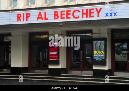 Londra, Regno Unito. 7 dicembre, 2016. Hammersmith Apollo Theatre dà omaggio al Beechey recentemente scomparso. Al Beechey era un leader nel settore dell'armamento e dell'industria di sollevamento. Egli è stato una parte importante dell'Alzarlo Diritto d'iniziativa (RiRi). Segno RIP a Apollo Hammersmith. Credito: JOHNNY ARMSTEAD/Alamy Live News Foto Stock