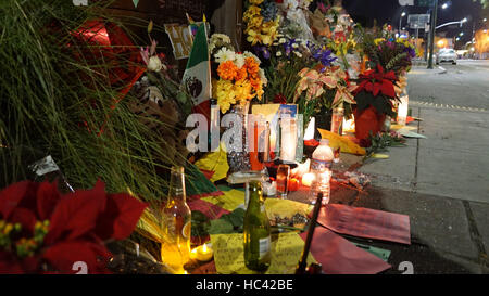 Oakland, Stati Uniti d'America. Il 7 dicembre, 2016. Fiori e candele, appunti e foto vengono visti a piangere le vittime di un incendio del magazzino a Oakland, in California, negli Stati Uniti, 7 dicembre, 2016. Il numero di vittime del fuoco peggiore nella storia di Oakland si è attestata a 36. Credito: Xu Yong/Xinhua/Alamy Live News Foto Stock