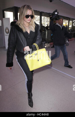 Los Angeles, Ca, Stati Uniti d'America. Il 7 dicembre, 2016. Khloe Kardashian visto a LAX a Los Angeles, la California il 7 dicembre 2016. Credito: Giovanni Misa/media/punzone Alamy Live News Foto Stock