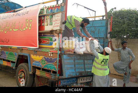 Il pakistan. 7 dicembre, 2016. La franchigia di merci sono in corso di spedizione per Azad Jammu e Kashmir per distribuire tra le persone coinvolte che hanno lasciato la loro città a causa di Indian BSF sgusciatura in sede di Falah-e-Insaniyat Foundation a Karachi il Mercoledì, 07 dicembre 2016. Credito: Asianet-Pakistan/Alamy Live News Foto Stock