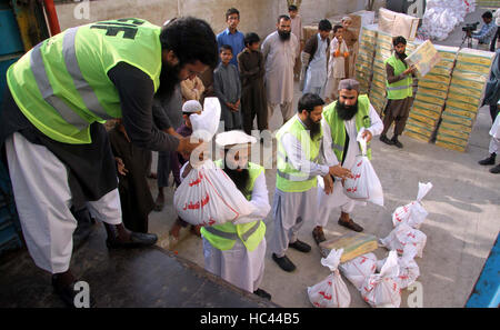 Il pakistan. 7 dicembre, 2016. La franchigia di merci sono in corso di spedizione per Azad Jammu e Kashmir per distribuire tra le persone coinvolte che hanno lasciato la loro città a causa di Indian BSF sgusciatura in sede di Falah-e-Insaniyat Foundation a Karachi il Mercoledì, 07 dicembre 2016. Credito: Asianet-Pakistan/Alamy Live News Foto Stock