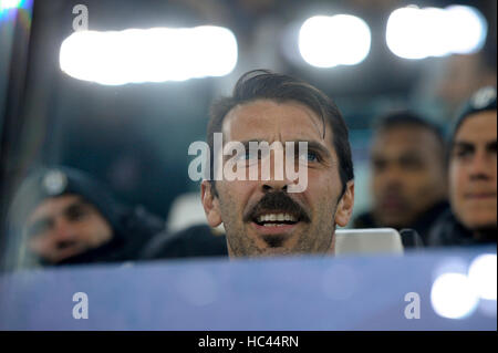 Torino, Italia. Il 7 dicembre, 2016. Gianluigi Buffon di Juvenyus FC si affaccia sulla prima che la UEFA Champions League Gruppo H partita di calcio tra Juventus e GNK Dinamo Zagreb. Credito: Nicolò Campo/Alamy Live News Foto Stock