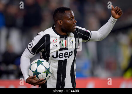 Torino, Italia. Il 7 dicembre, 2016. Kwadwo Asamoah della Juventus FC gesti durante la UEFA Champions League Gruppo H partita di calcio tra Juventus e GNK Dinamo Zagreb. Credito: Nicolò Campo/Alamy Live News Foto Stock