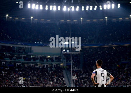 Torino, Italia. Il 7 dicembre, 2016. Miralem Pjanic della Juventus FC durante la UEFA Champions League Gruppo H partita di calcio tra Juventus e GNK Dinamo Zagreb. Credito: Nicolò Campo/Alamy Live News Foto Stock