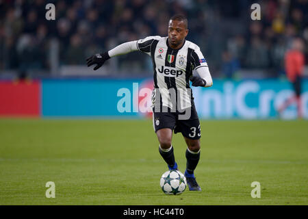 Torino, Italia. Il 7 dicembre, 2016. Patrice Evra della Juventus FC in azione durante la UEFA Champions League Gruppo H partita di calcio tra Juventus e GNK Dinamo Zagreb. Credito: Nicolò Campo/Alamy Live News Foto Stock