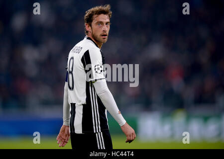 Torino, Italia. Il 7 dicembre, 2016. Claudio Marchisio della Juventus FC guarda su durante la UEFA Champions League Gruppo H partita di calcio tra Juventus e GNK Dinamo Zagreb. Credito: Nicolò Campo/Alamy Live News Foto Stock