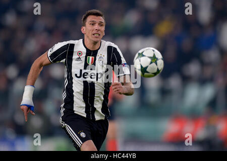 Torino, Italia. Il 7 dicembre, 2016. Mario Mandzukic della Juventus FC in azione durante la UEFA Champions League Gruppo H partita di calcio tra Juventus e GNK Dinamo Zagreb. Credito: Nicolò Campo/Alamy Live News Foto Stock