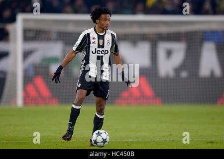 Torino, Italia. Il 7 dicembre, 2016. Juan Cuadrado della Juventus FC in azione durante la UEFA Champions League Gruppo H partita di calcio tra Juventus e GNK Dinamo Zagreb. Credito: Nicolò Campo/Alamy Live News Foto Stock