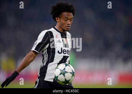 Torino, Italia. Il 7 dicembre, 2016. Juan Cuadrado della Juventus FC in azione durante la UEFA Champions League Gruppo H partita di calcio tra Juventus e GNK Dinamo Zagreb. Credito: Nicolò Campo/Alamy Live News Foto Stock