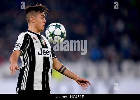 Torino, Italia. Il 7 dicembre, 2016. Paulo Dybala della Juventus FC in azione durante la UEFA Champions League Gruppo H partita di calcio tra Juventus e GNK Dinamo Zagreb. Credito: Nicolò Campo/Alamy Live News Foto Stock