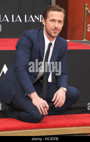 Los Angeles, California, USA. Il 7 dicembre, 2016. 7 dicembre 2016 - Los Angeles California USA - Attore RYAN GOSLING a mano & Cerimonia di ingombro per il Film LALA Terra tenutosi a TCL Chinese Theatre, Hollywood Los Angeles CA Credito: Paolo Fenton/ZUMA filo/Alamy Live News Foto Stock