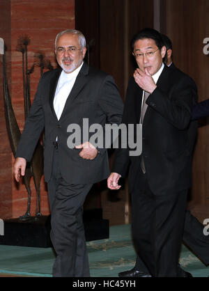 Tokyo, Giappone. Il 7 dicembre, 2016. Ministro degli Esteri iraniano Javad Zarif (L) è accolto dal suo omologo giapponese Fumio Kishida per loro i negoziati alla Iikura guesthouse a Tokyo il Mercoledì, 7 dicembre 2016. Zarif ora è qui per una visita di tre giorni a Tokyo per frequentare un business forum. Credito: Yoshio Tsunoda/AFLO/Alamy Live News Foto Stock