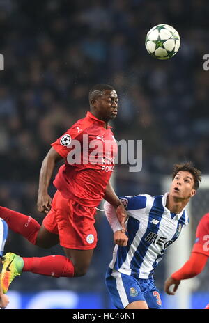 Porto, Portogallo. Il 7 dicembre, 2016. Porto di Oliver Torres (R) il sistema VIES con Leicester's Nampalys Mendy durante la UEFA Champions League gruppo G partita di calcio tra FC Porto e Leicester City FC a Dragon stadium di Porto, Portogallo, 7 dicembre, 2016. Porto ha vinto 5-0. Credito: Zhang Liyun/Xinhua/Alamy Live News Foto Stock