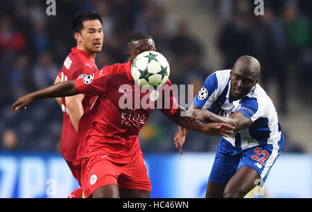 Porto, Portogallo. Il 7 dicembre, 2016. Porto di Danilo (R) il sistema VIES con Leicester's Nampalys Mendy durante la UEFA Champions League gruppo G partita di calcio tra FC Porto e Leicester City FC a Dragon stadium di Porto, Portogallo, 7 dicembre, 2016. Porto ha vinto 5-0. Credito: Zhang Liyun/Xinhua/Alamy Live News Foto Stock