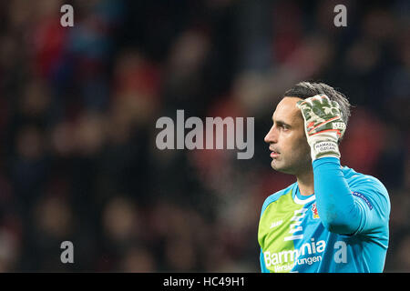 Leverkusen, Germania. Il 7 dicembre, 2016. Leverkusen goalie Ramazan Ozean mostrato durante la Champions League football match tra Bayer Leverkusen e come Monaco presso la BayArena di Leverkusen, Germania, 7 dicembre 2016. Foto: Marius Becker/dpa/Alamy Live News Foto Stock