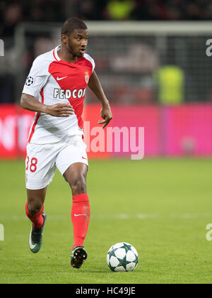 Leverkusen, Germania. Il 7 dicembre, 2016. Monaco Toure Almamy in azione durante la Champions League football match tra Bayer Leverkusen e come Monaco presso la BayArena di Leverkusen, Germania, 7 dicembre 2016. Foto: Marius Becker/dpa/Alamy Live News Foto Stock