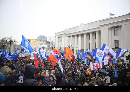 Kiev, Ucraina. L'8 dicembre, 2016. I membri della Federazione dei sindacati di Ucraina ha condotto un'azione su vasta scala con una esigenza di migliorare gli standard sociali Credito: Nazar Furyk/ZUMA filo/Alamy Live News Foto Stock