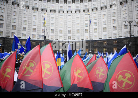 Kiev, Ucraina. L'8 dicembre, 2016. I membri della Federazione dei sindacati di Ucraina ha condotto un'azione su vasta scala con una esigenza di migliorare gli standard sociali Credito: Nazar Furyk/ZUMA filo/Alamy Live News Foto Stock