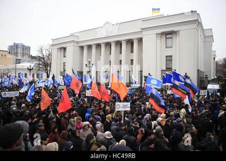 Kiev, Ucraina. L'8 dicembre, 2016. I membri della Federazione dei sindacati di Ucraina ha condotto un'azione su vasta scala con una esigenza di migliorare gli standard sociali Credito: Nazar Furyk/ZUMA filo/Alamy Live News Foto Stock