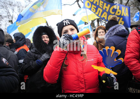 Kiev, Ucraina. L'8 dicembre, 2016. I membri della Federazione dei sindacati di Ucraina ha condotto un'azione su vasta scala con una esigenza di migliorare gli standard sociali Credito: Nazar Furyk/ZUMA filo/Alamy Live News Foto Stock