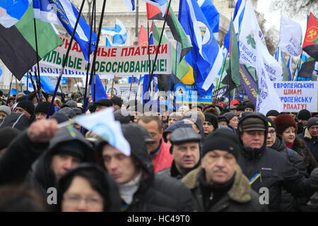 Kiev, Ucraina. L'8 dicembre, 2016. I membri della Federazione dei sindacati di Ucraina ha condotto un'azione su vasta scala con una esigenza di migliorare gli standard sociali Credito: Nazar Furyk/ZUMA filo/Alamy Live News Foto Stock