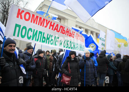 Kiev, Ucraina. L'8 dicembre, 2016. I membri della Federazione dei sindacati di Ucraina ha condotto un'azione su vasta scala con una esigenza di migliorare gli standard sociali Credito: Nazar Furyk/ZUMA filo/Alamy Live News Foto Stock