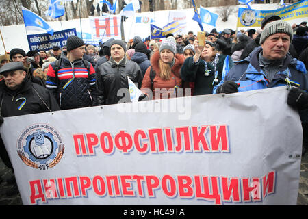 Kiev, Ucraina. L'8 dicembre, 2016. I membri della Federazione dei sindacati di Ucraina ha condotto un'azione su vasta scala con una esigenza di migliorare gli standard sociali Credito: Nazar Furyk/ZUMA filo/Alamy Live News Foto Stock