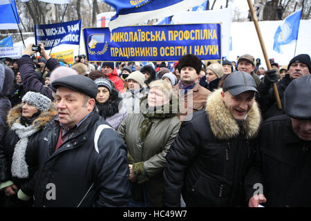 Kiev, Ucraina. L'8 dicembre, 2016. I membri della Federazione dei sindacati di Ucraina ha condotto un'azione su vasta scala con una esigenza di migliorare gli standard sociali Credito: Nazar Furyk/ZUMA filo/Alamy Live News Foto Stock