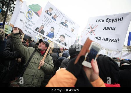 Kiev, Ucraina. L'8 dicembre, 2016. I membri della Federazione dei sindacati di Ucraina ha condotto un'azione su vasta scala con una esigenza di migliorare gli standard sociali Credito: Nazar Furyk/ZUMA filo/Alamy Live News Foto Stock