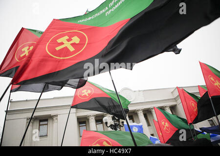 Kiev, Ucraina. L'8 dicembre, 2016. I membri della Federazione dei sindacati di Ucraina ha condotto un'azione su vasta scala con una esigenza di migliorare gli standard sociali Credito: Nazar Furyk/ZUMA filo/Alamy Live News Foto Stock