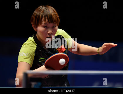 Doha in Qatar. L'8 dicembre, 2016. Zhu Yuling della Cina restituisce un colpo di Sato Hitomi del Giappone durante le donne singoli round di 16 partita del Qatar 2016 ITTF World Tour Grand Finals a Doha, capitale del Qatar, a 8 Dicembre, 2016. Zhu Yuling ha vinto 4-0. © Nikku/Xinhua/Alamy Live News Foto Stock