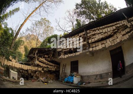 (161208) -- CHONGQING, 8 dicembre, 2016 (Xinhua) -- 'Tuhuo' carta è appeso fuori della casa di Li Shilin in città Xinglong, a sud-ovest della Cina di Chongqing, 7 dicembre, 2016. Li la famiglia, vivendo in Xinglong città di Chongqing ha tramandato l'artigianato tradizionale di rendere "Tuhuo' carta attraverso cinque generazioni. "Tuhuo' carta, fatto di bambù che cresce in aree locali, richiede elevati standard di tecniche attraverso tutte le fasi di lavorazione. Tuttavia, ad alta intensità di manodopera, scarse vendite e bassi rendimenti, l'imbarcazione viene ereditato da alcuni giovani, che ha spinto il governo a sviluppare come un turismo pro Foto Stock